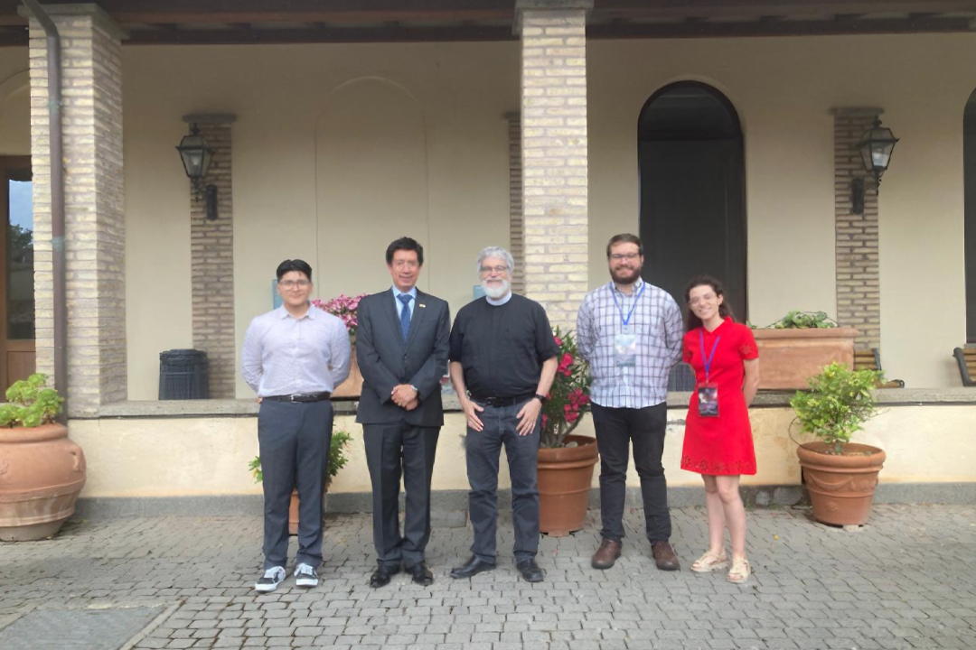 De izquierda a derecha: Renzo Trujillo, Ministro en el SDR Manuel Carrasco, el Director del Observatorio Vaticano, estudiante de Uruguay y estudiante de España, sede del Observatorio Vaticano, Villas Pontificias de Castel Gandolfo. De izquierda a derecha: Renzo Trujillo, Ministro en el SDR Manuel Carrasco, el Director del Observatorio Vaticano, estudiante de Uruguay y estudiante de España, sede del Observatorio Vaticano, Villas Pontificias de Castel Gandolfo.