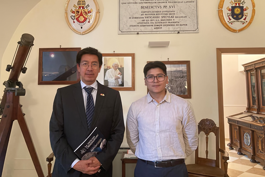 Ministro en el SDR Manuel Carrasco y Renzo Joel Trujillo Diaz, sede del Observatorio Vaticano, Villas Pontificias de Castel Gandolfo. Ministro en el SDR Manuel Carrasco y Renzo Joel Trujillo Diaz, sede del Observatorio Vaticano, Villas Pontificias de Castel Gandolfo.