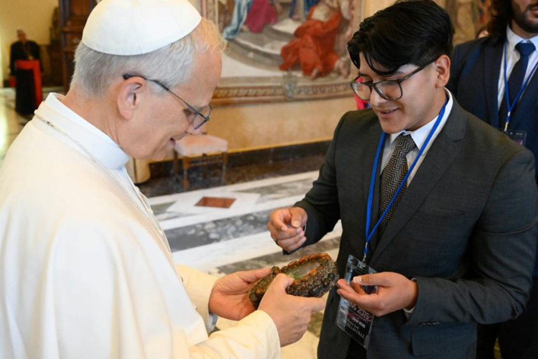 Renzo Trujillo hace entrega de un presente al Santo Padre León XIV Renzo Trujillo hace entrega de un presente al Santo Padre León XIV